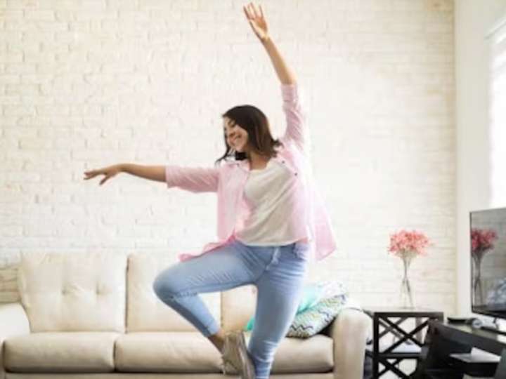 Qué significa bailar solo en casa, según la psicología