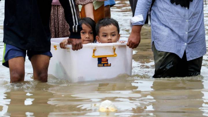 Inundaciones en Sumatra, homenaje en Gernika, Black Friday y más imágenes del día