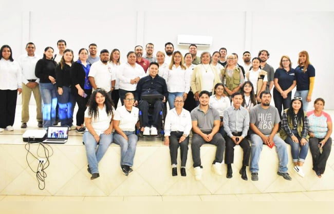 Imparten conferencia a funcionarios de Nava