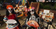 Mexicanos en EEUU equilibran tradición y modernidad en celebraciones del Día de Muertos