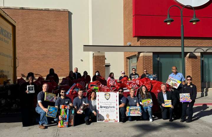 Ya inició la recaudación de juguetes de los bomberos de Houston