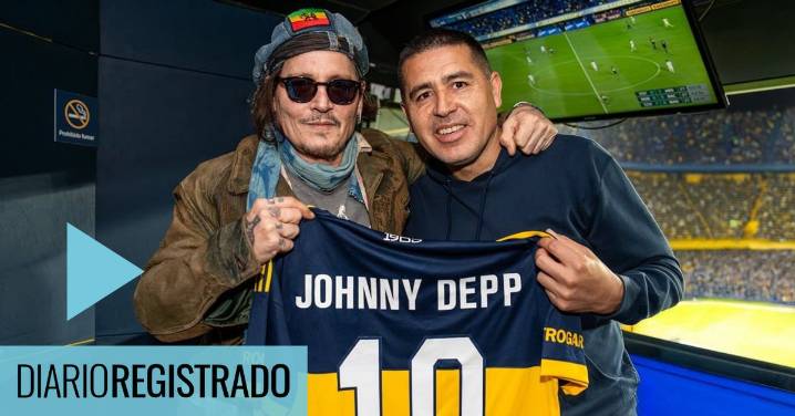 La reacción y abrazo de Johnny Depp a Riquelme cuando le regaló una camiseta de Boca