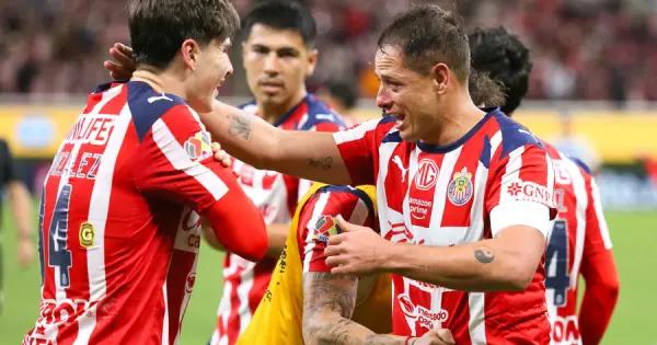 Triunfo de Chicharito Hernández con gol y lágrimas en Chivas