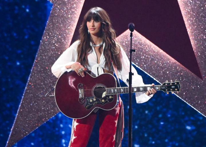 Ella Langley Performs 'Choosin' Texas' at the 2025 CMA Awards