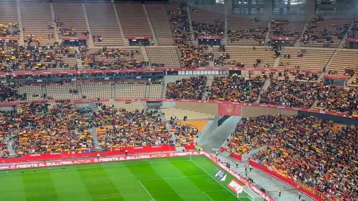 Una desangelada Cartuja vibró con el himno de España