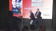 Luis Rubiales es atacado con huevos durante la presentación de su libro