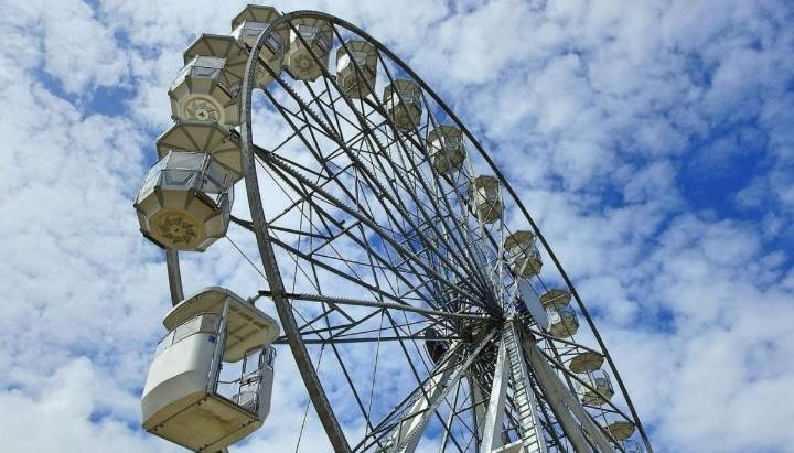 Niña de 10 años y adulto cayeron desde punto más alto de rueda de la fortuna en Panguipulli