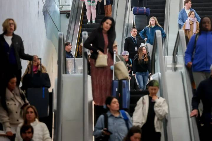 Impacto del Cierre del Gobierno de EE.UU.: Aeropuertos y Supermercados en Crisis