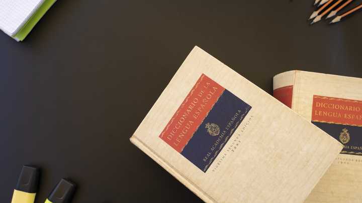 La expresión que todos los españoles dicen mal y les da vergüenza corregir: la RAE resuelve la duda