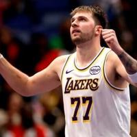 Curry's 49 points propel Warriors in 109