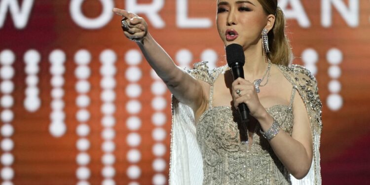 ¡Escándalo en el certamen de belleza! La justicia tailandesa lanza una orden de arresto contra la copropietaria de Miss Universo por un presunto fraude.
