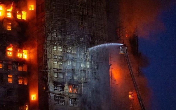 Incendio en torres de apartamentos en Hong Kong deja al menos 55 muertos
