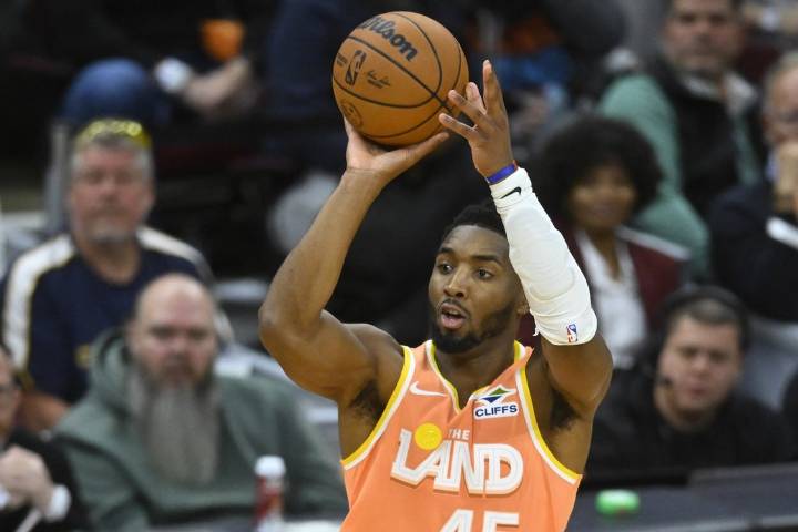 Deadspin | NBA roundup: Giannis Antetokounmpo injured in Bucks' loss to Cavs