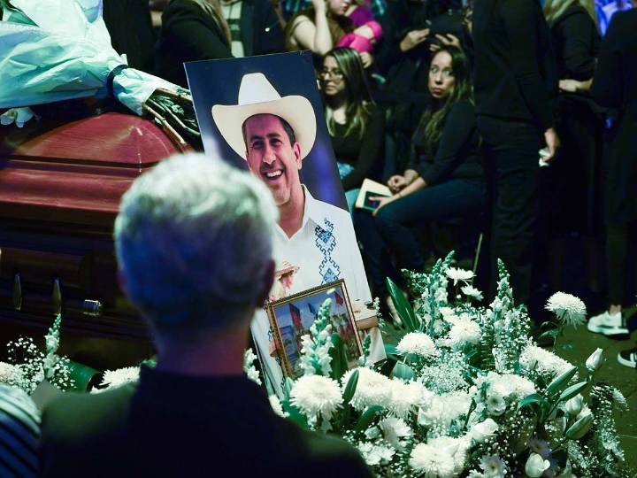 Agresor de Carlos Manzo tendría entre 17 y 19 años; realizó 7 disparos