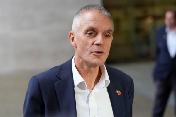 BBC debe luchar por su periodismo, dice director saliente