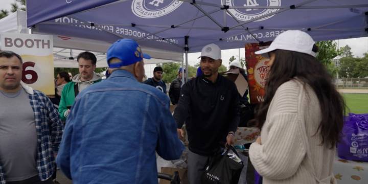 Mookie Betts, Dodgers give away Thanksgiving dinners
