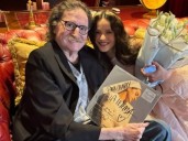 "Con amor". El histórico encuentro de Rosalía con Charly García: discos, flores y muestras de cariño en redes sociales