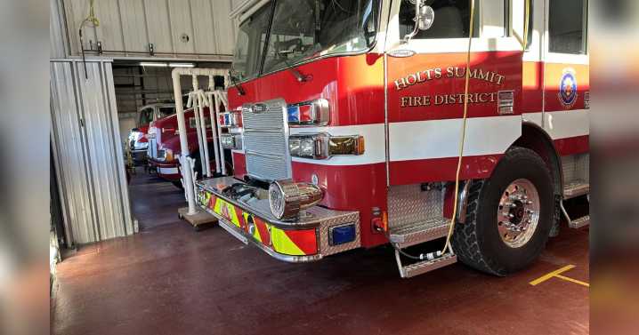 Juvenile escapes house fire in Holts Summit, one dog dies