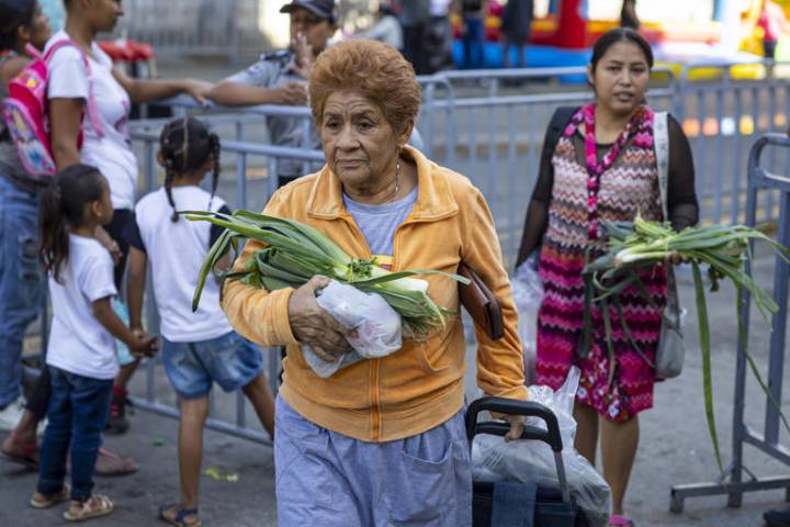 Venezolanos buscan ofertas para asegurar su plato navideño ante dificultades económicas