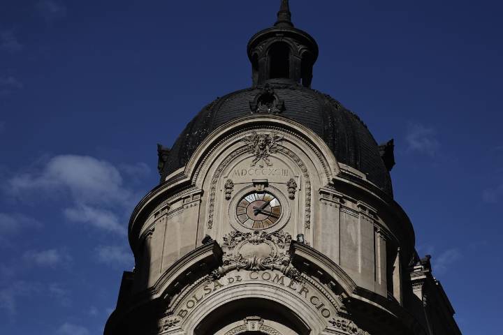 Bolsa de Santiago sube con fuerza y pasa de los 9.900 puntos luego de los resultados de las Elecciones Presidenciales 2025