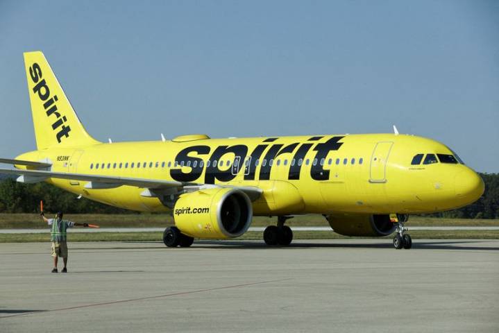 Spirit Airlines unions agree to pay cuts for flight attendants, pilots