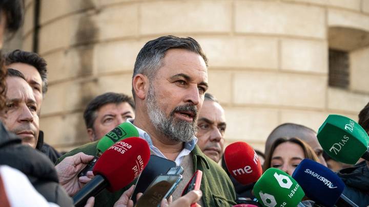 Abascal desautoriza la valentía de María Guardiola y agita el 'fantasma del bipartidismo' en Extremadura