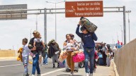Frente a la posibilidad de que gane Kast en Chile, miles de migrantes venezolanos huyen hacia Perú