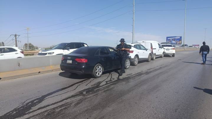 Carambola entre cuatro vehículos provoca cierre parcial del puente Sarabia en Torreón