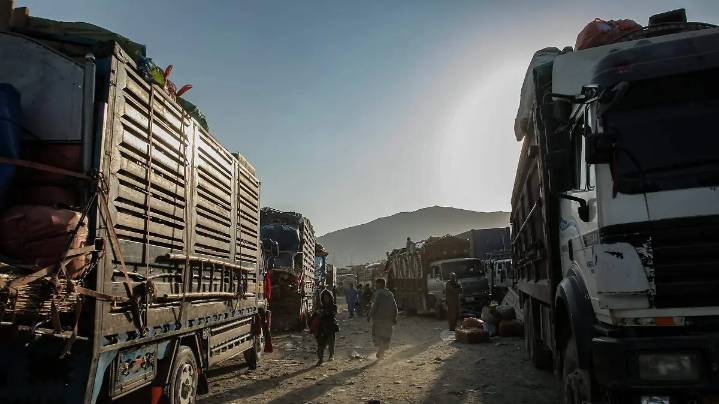 Afganistán acusa a Pakistán de bombardear su territorio y de matar al menos a 10 civiles