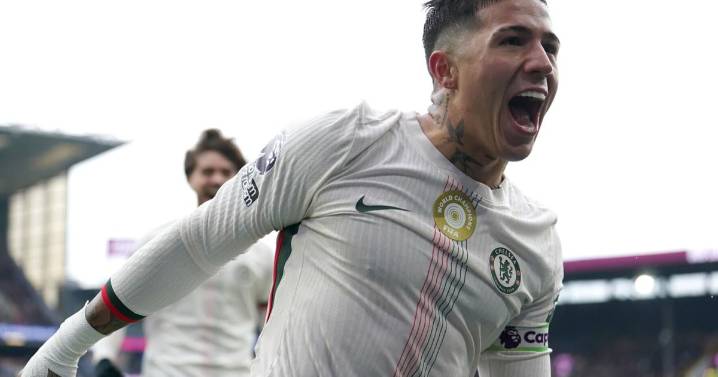 Chelsea beats Burnley 2-0 to gain ground on leader Arsenal in Premier League