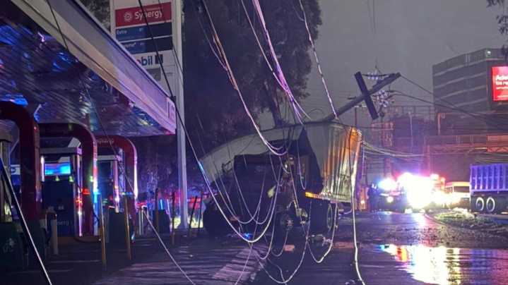 Accidente en Naucalpan Hoy: Así Quedó Tráiler por Choque contra Gasolinera