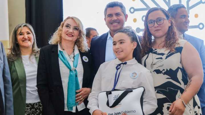Con la entrega en Albardón, se alcanzó las 23 mil computadoras para alumnos y docentes