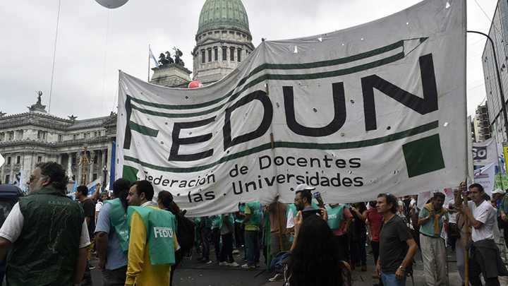 Con Milei, la pérdida del poder adquisitivo del salario de los docentes de universidades llegó al 31%