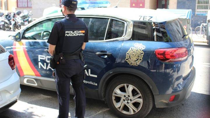La advertencia de la Policía Nacional si vas a un restaurante: "No pongas el bolso detrás de la silla"