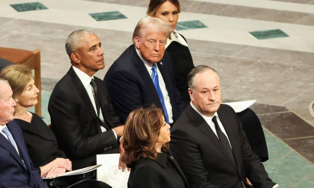 Trump presiona a legisladores republicanos mientras Obama participa en mítines demócratas