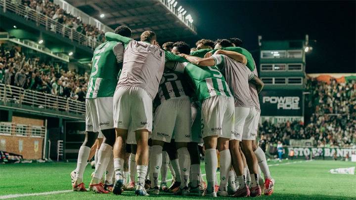 Banfield se adueñó del clásico del Sur bonaerense ante Lanús y se metió en zona de clasificación
