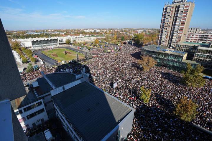 Serbia conmemora con una gran manifestación el aniversario del mortal desastre en estación de tren
