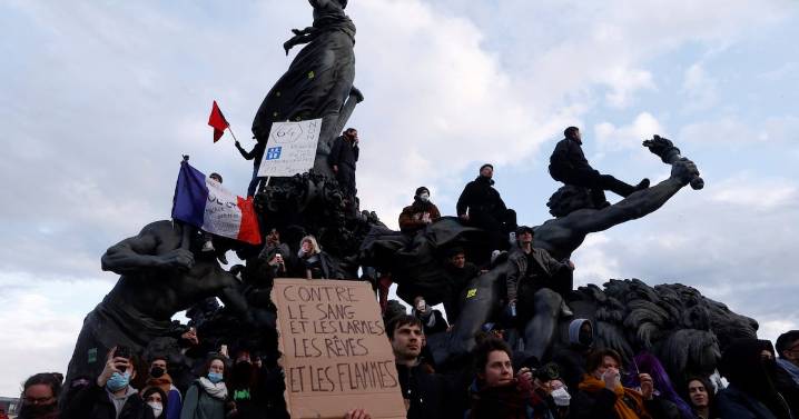 Las razones de los diputados franceses para suspender la controvertida reforma de pensiones de Macron