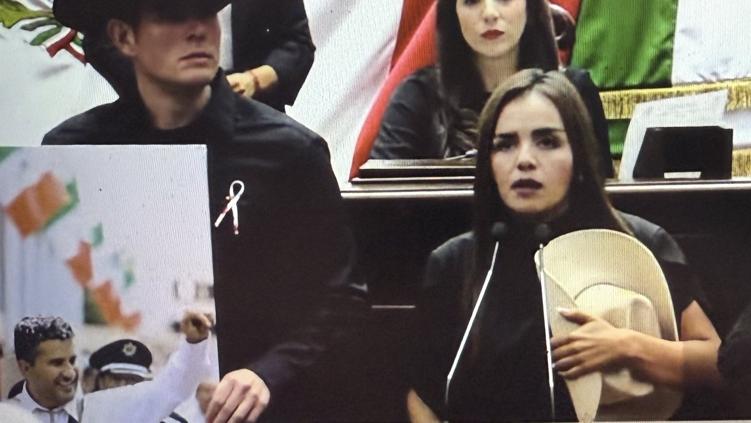 Sostuvo Grecia Quiroz sombrero de Manzo durante discurso