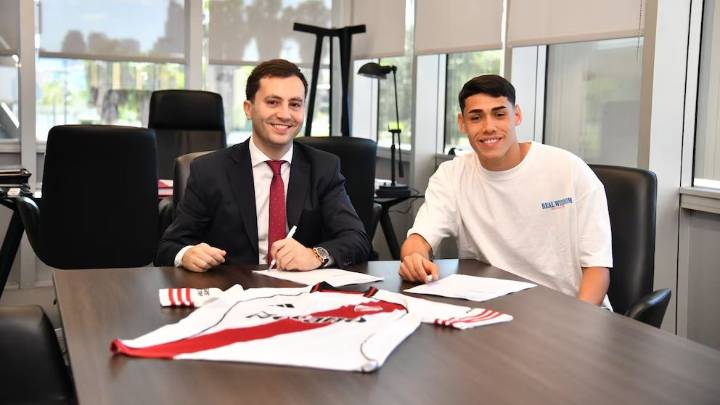 El juvenil Santiago Lencina renovó contrato con River con una exuberante cláusula de rescisión