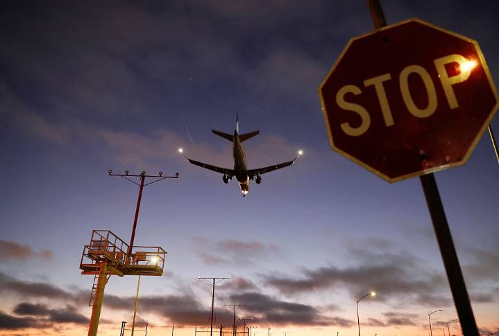 Flight cuts will stay at 6%: FAA