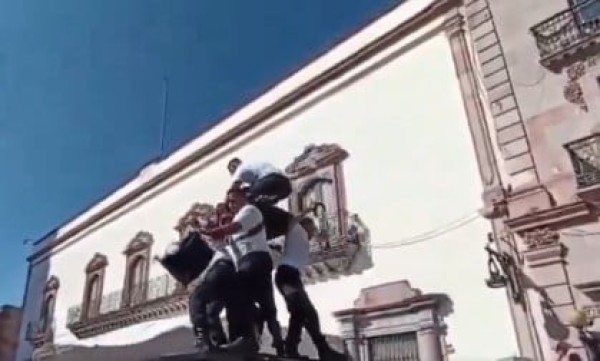 ¡AZOTARON! Policías se caen de patrulla durante desfile en Zacatecas