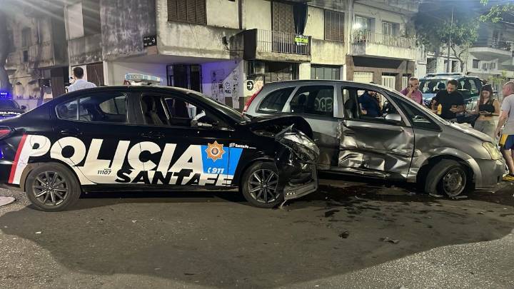 Un móvil policial chocó a un auto particular en el centro de Rosario