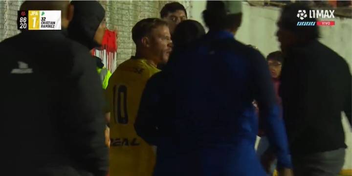 Insólita pelea entre DT y jugador en Liga 1: Santiago Acasiete se fue a los golpes con su propio futbolista tras sustituirlo