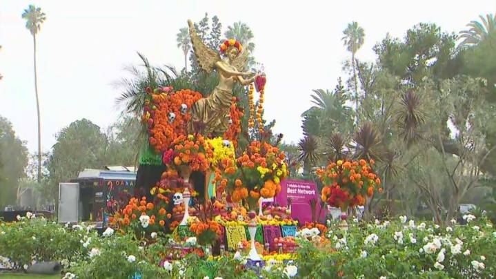 Día de los Muertos celebration honors loved ones at San Fernando Mission Cemetery