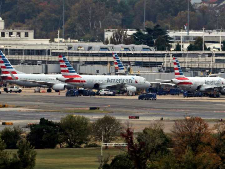 Why have hundreds of flights been cancelled in the US?