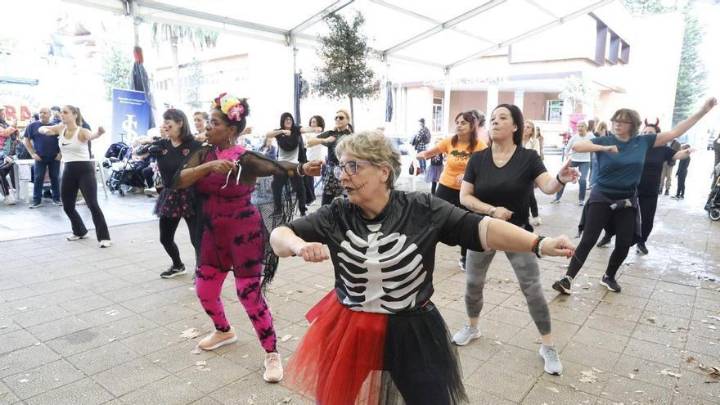 El Llano continúa de fiesta por Samaín con concurso de disfraces, taller de zumba y paellada: "El barrio está muy animado"