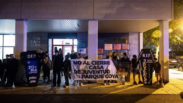 Responso por las Zonas Jóvenes: "Hoy es un día triste, el Ayuntamiento de Zaragoza no nos ha escuchado"