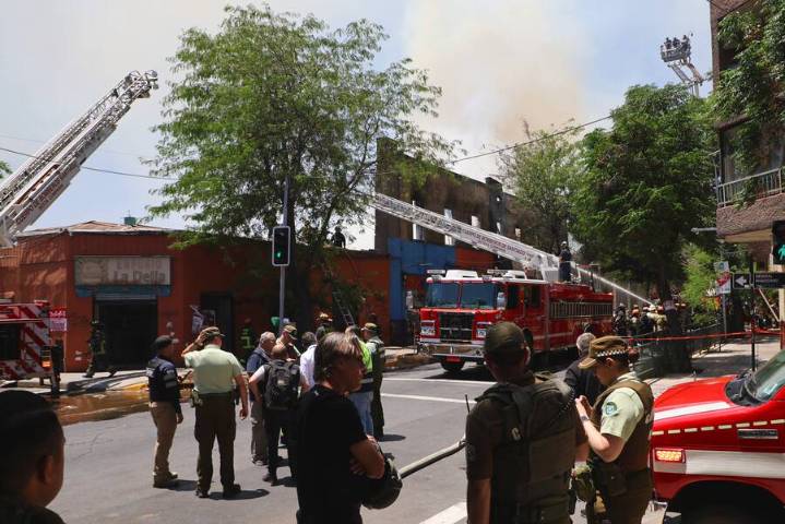 Incendio afecta cités y locales comerciales en Santiago: hay peligro de derrumbe de una casona