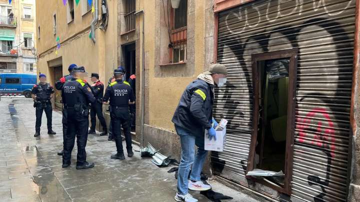 Diez detenidos en el operativo policial contra 'narcopisos' de Barcelona de este lunes